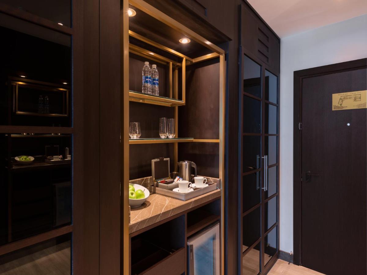Hyatt Regency Al Kout Mall Kuwait City Exterior foto A wet bar in a hotel room