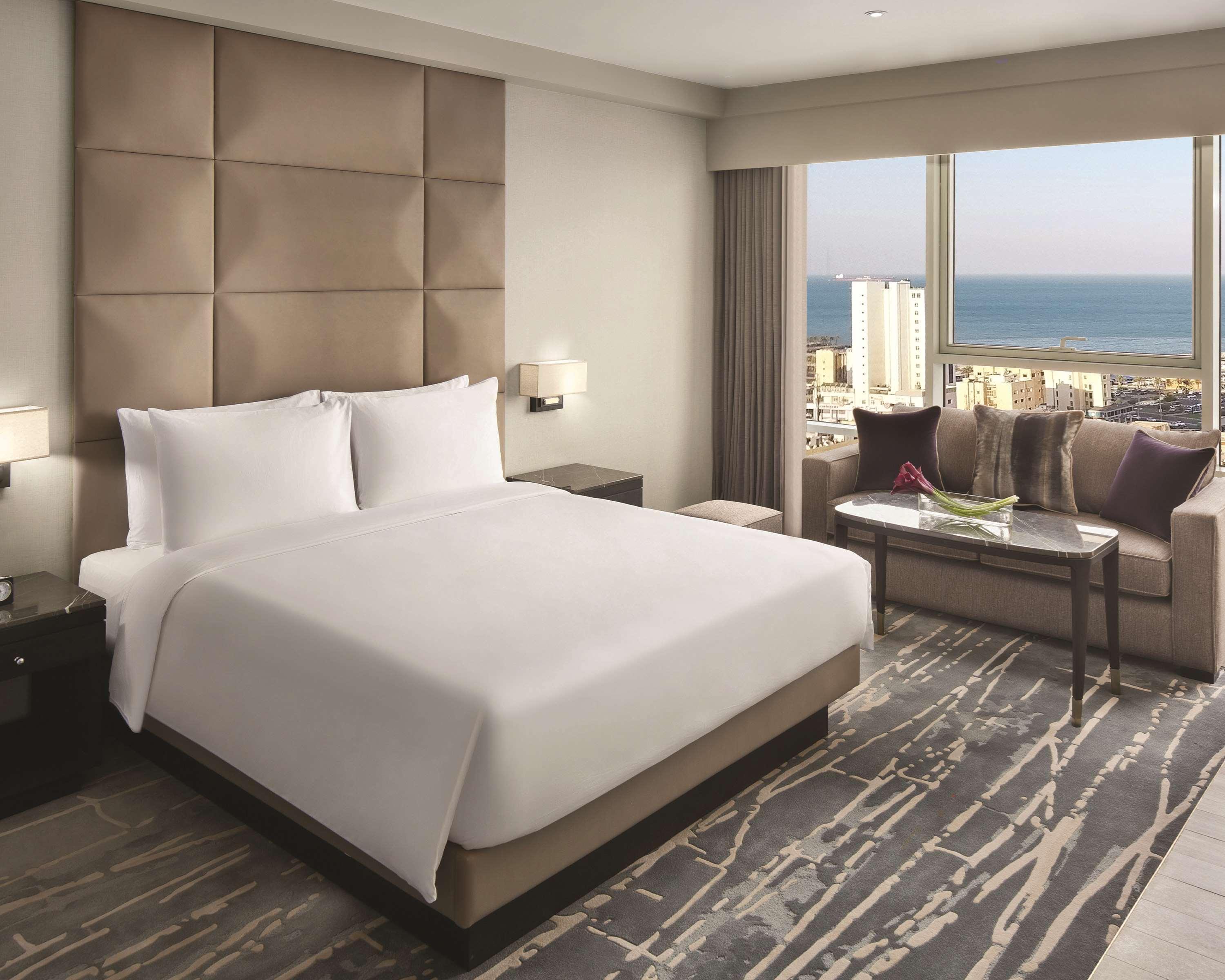 Hyatt Regency Al Kout Mall Kuwait City Exterior foto A guest room at the Hilton Tel Aviv