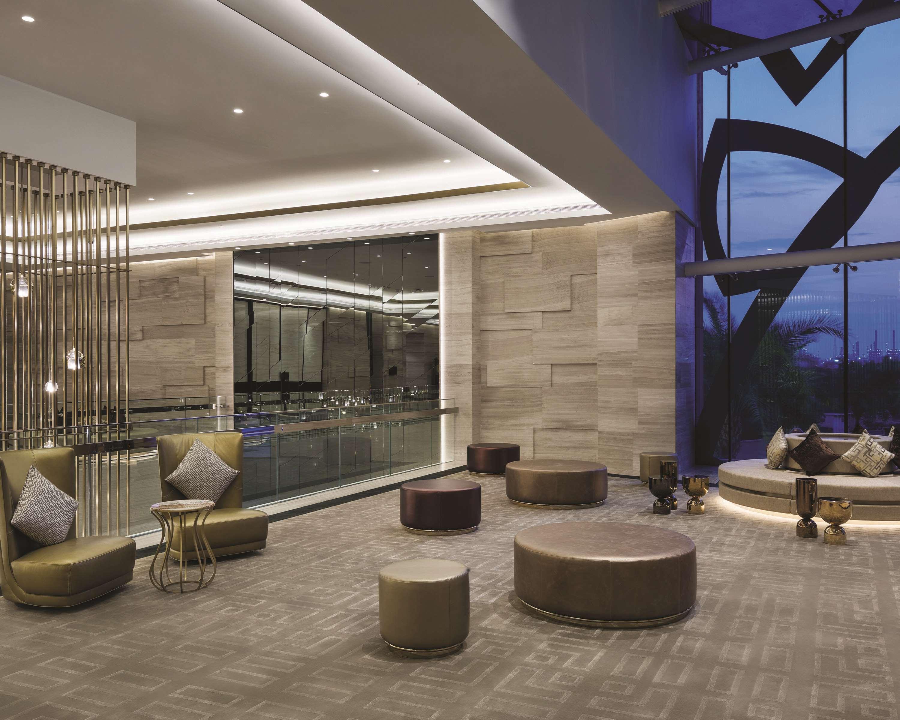Hyatt Regency Al Kout Mall Kuwait City Exterior foto The lobby of the hotel