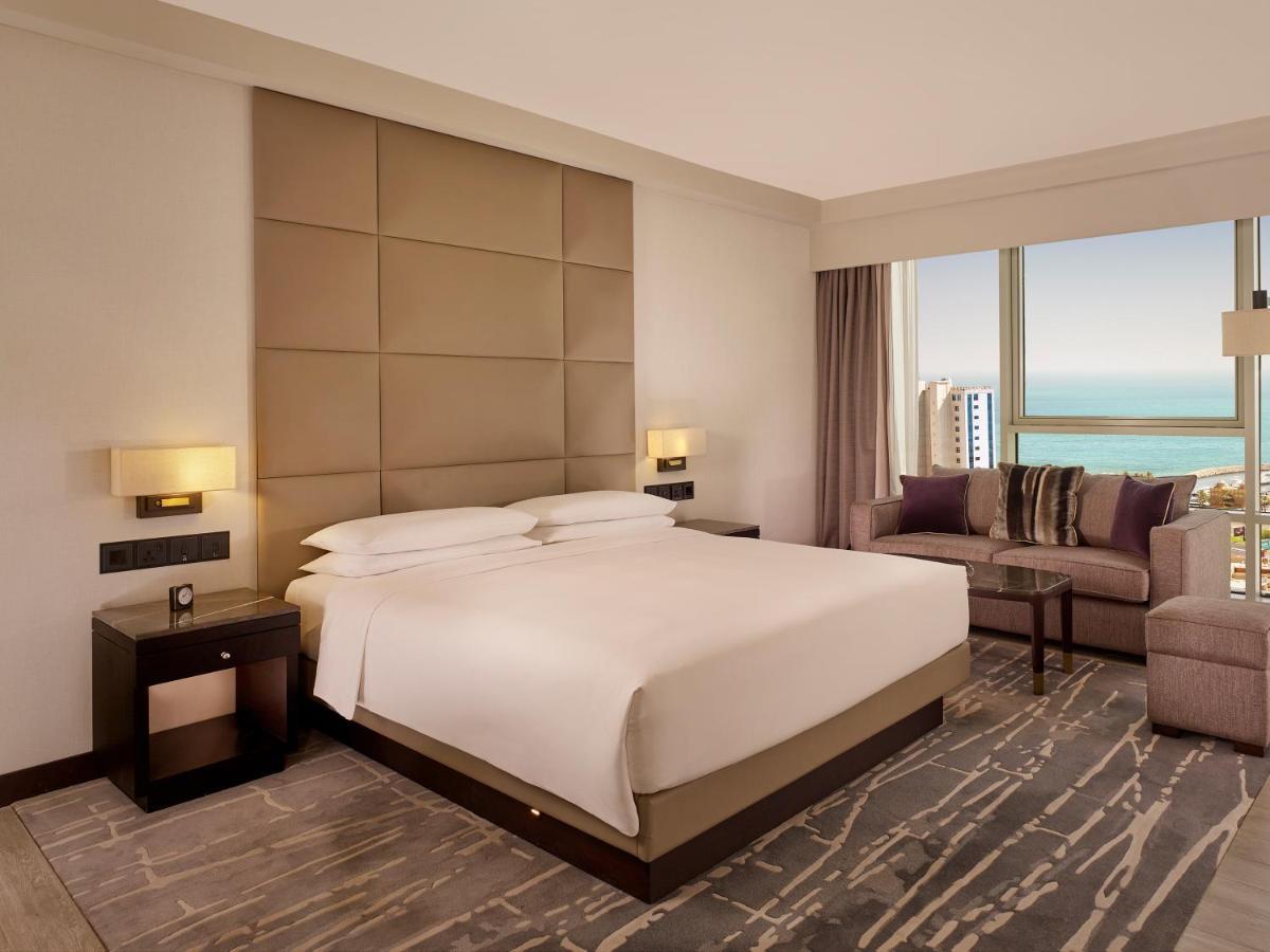 Hyatt Regency Al Kout Mall Kuwait City Exterior foto A bedroom at the Jumeirah Atlantis